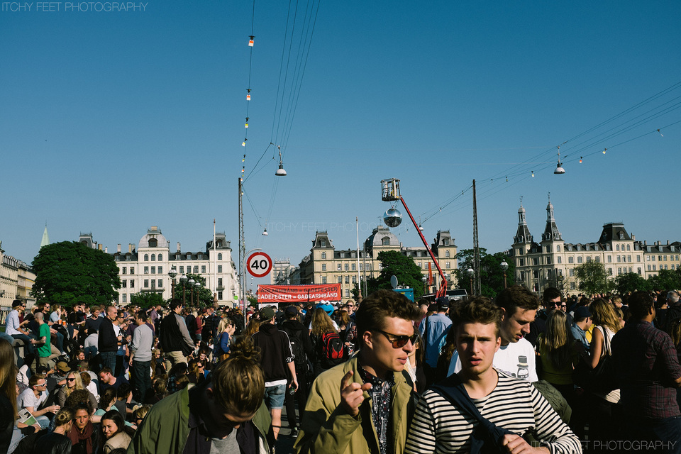 Queen Lousise bridge fills with people as they head towards Nørrebro where the party is at